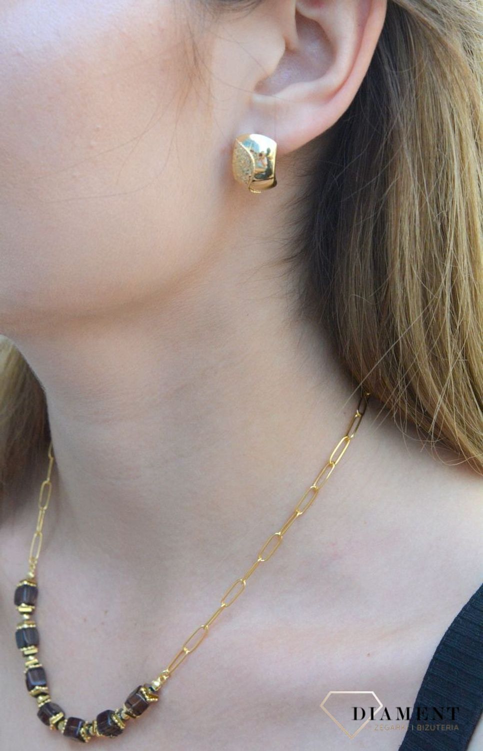 Złote kolczyki pr 333 grawerowane brzegi KL 6929 333. Eleganckie, zdobione złote kolczyki w formie blaszek z grawerowanym brzegiem wykonane ze złota próby 333. Waga około 2,60 gram. Ich kształt jest uniwersalny, a dzięki swoje.jpg